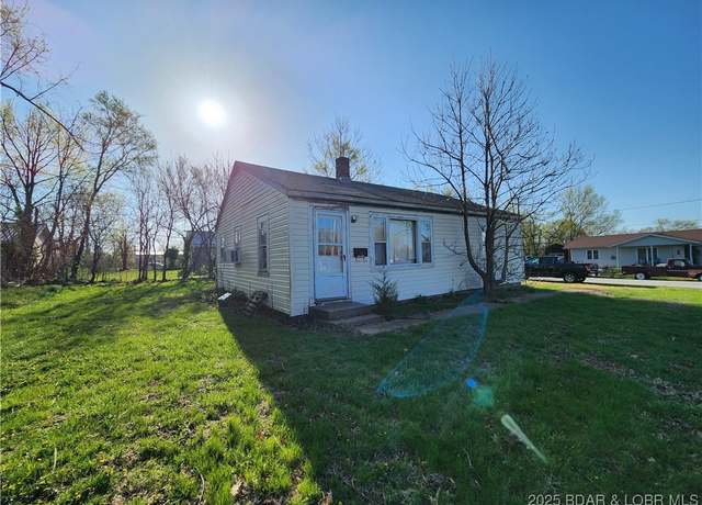 Property at 404 Monroe St S, Versailles, MO 65084, 3 beds, 1 bath