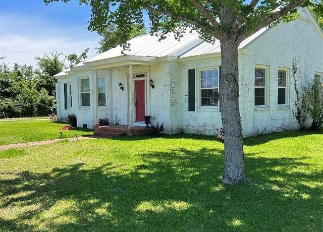 Property at 101 Hooper Dr, Selma, AL 36701, 3 beds, 2 baths