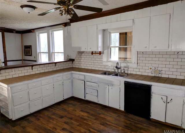 Property at 160 Market St, Centreville, AL 35042, 3 beds, 2 baths