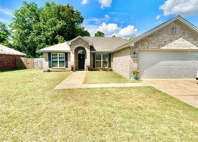 Property at 303 Silver Pointe Dr, Elmore, AL 36025, 4 beds, 2 baths