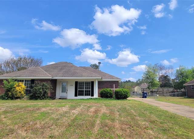 Property at 105 Meadowview Dr, Elmore, AL 36025, 3 beds, 2 baths