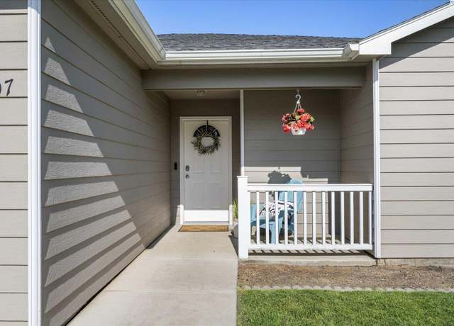 Property at 407 Westridge Dr, Grandview, WA 98930, 3 beds, 2 baths