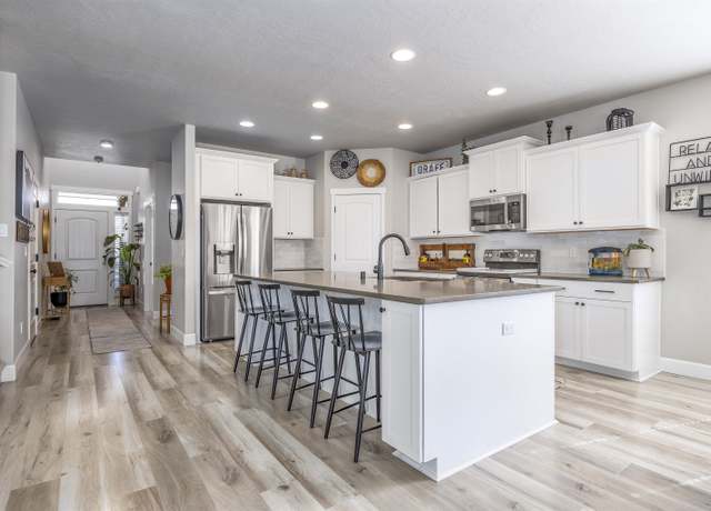 Property at 7037 W 35th Ave, Kennewick, WA 99338, 5 beds, 2.5 baths