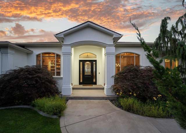 Property at 656 Lago Vista Dr, Richland, WA 99352, 3 beds, 0.5 baths