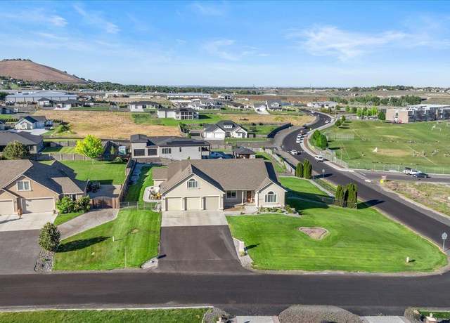 Property at 105022 E Heather Dr, Kennewick, WA 99338, 3 beds, 2.5 baths