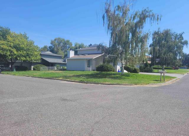 Property at 911 S Johnson St, Kennewick, WA 99336, 3 beds, 0.5 baths