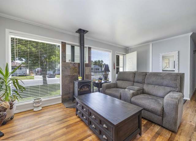 Property at 2017 Everest Ave, Richland, WA 99354, 3 beds, 2 baths