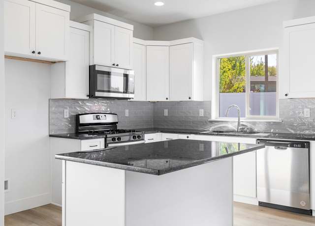Property at 1118 S Underwood Pl, Kennewick, WA 99337, 6 beds, 6 baths