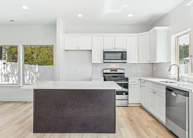 Property at 1075 S Underwood Pl, Kennewick, WA 99337, 6 beds, 6 baths