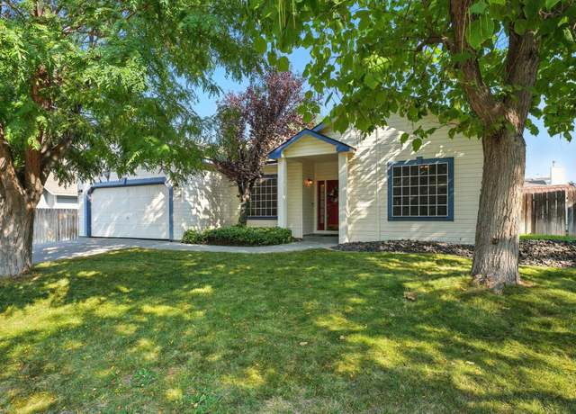 Property at 8704 W Hood Ave, Kennewick, WA 99336, 3 beds, 2 baths