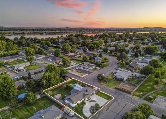 Property at 4120 W Park St, Pasco, WA 99301, 4 beds, 3 baths
