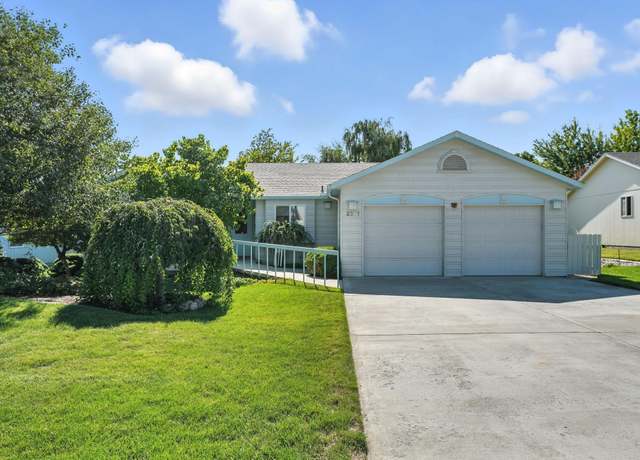 Property at 2211 S Highlands Blvd, West Richland, WA 99353, 3 beds, 0.5 baths
