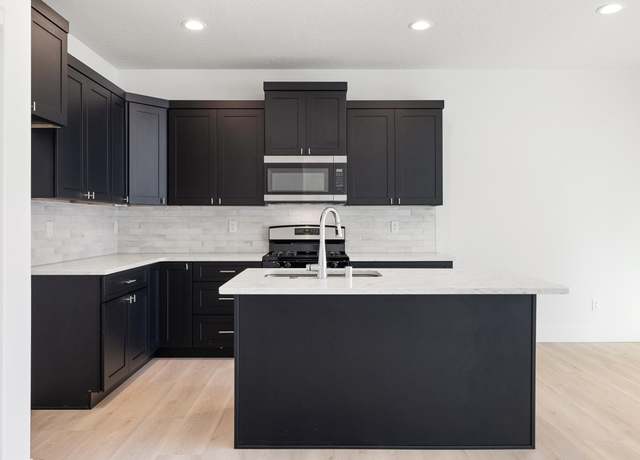 Property at 1162 S Underwood Pl, Kennewick, WA 99337, 6 beds, 6 baths