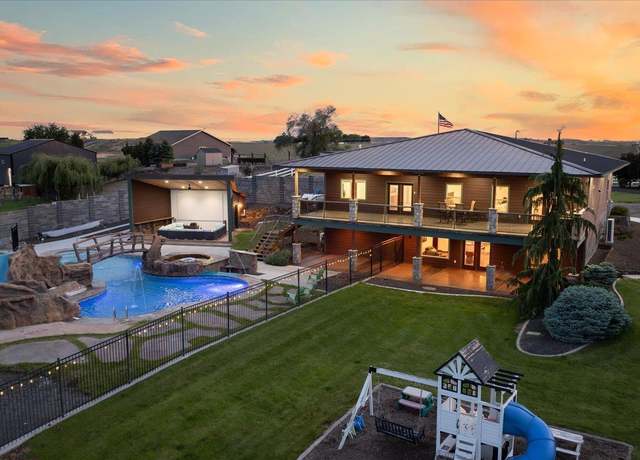 Property at 508 Hill Dr, Eltopia, WA 99330, 4 beds, 0.5 baths