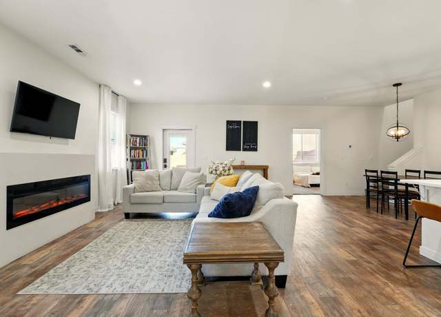 Property at 1077 S Cedar St, Kennewick, WA 99337, 3 beds, 2.5 baths