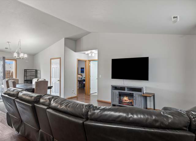 Property at 812 Arbutus Ave, Pasco, WA 99301, 3 beds, 2 baths