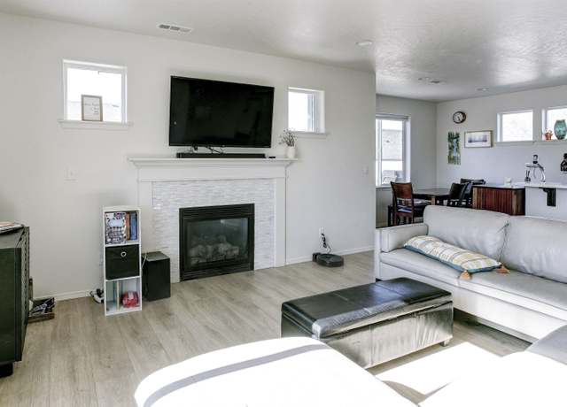 Property at 2140 W 23rd Ave, Kennewick, WA 99337, 3 beds, 0.5 baths
