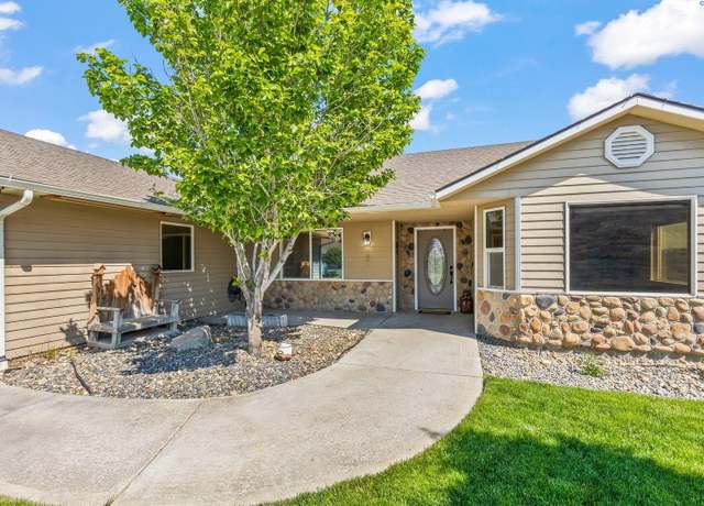 Property at 1335 W Grandview Ave, Sunnyside, WA 98944, 4 beds, 2 baths