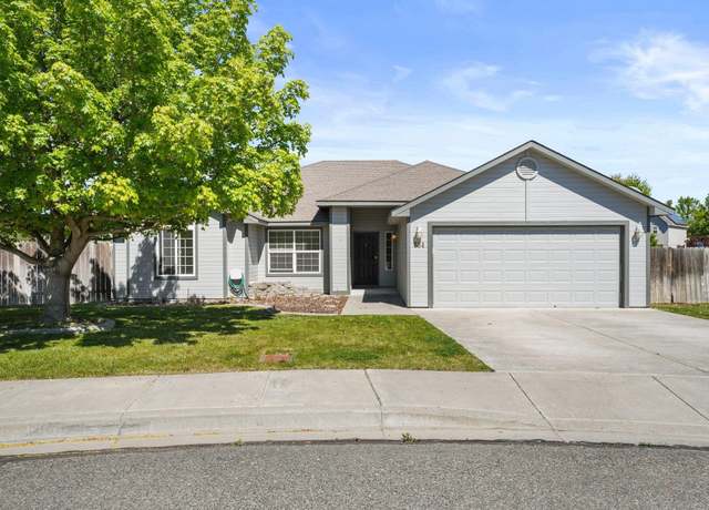 Property at 634 S Young St, Kennewick, WA 99336, 3 beds, 2 baths