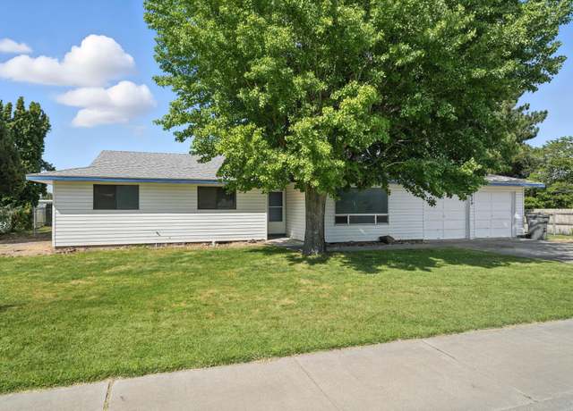 Property at 920 W 14th Pl, Kennewick, WA 99337, 3 beds, 1 bath