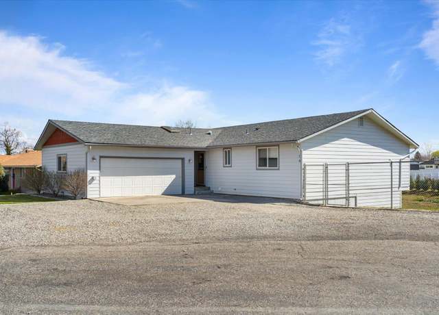 Property at 14 E 36th Pl, Kennewick, WA 99337, 4 beds, 2.5 baths