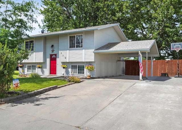 Property at 316 S Quillan St, Kennewick, WA 99336, 4 beds, 2 baths