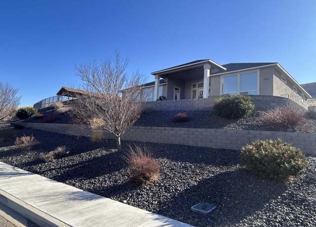 Property at 2303 W 51st Ave, Kennewick, WA 99337, 4 beds, 2.5 baths