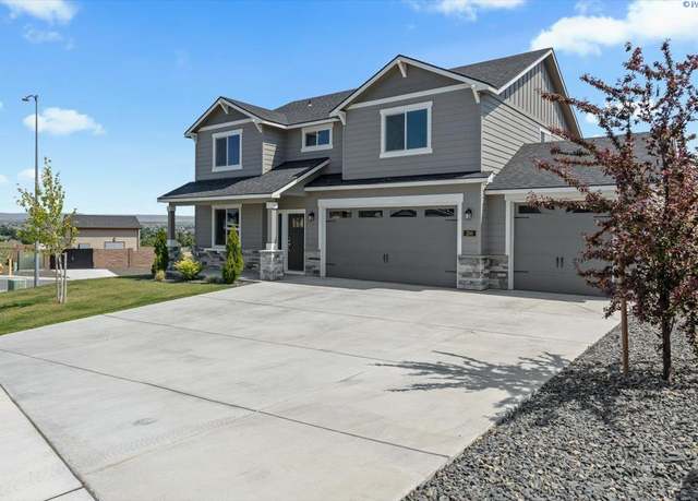 Property at 200 Ladera St, Prosser, WA 99350, 4 beds, 2.5 baths