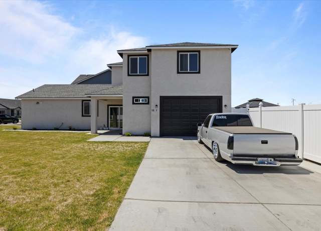 Property at 1821 E Highland St, Pasco, WA 99301, 4 beds, 2.5 baths