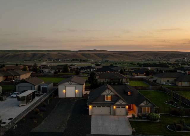 Property at 2104 Coulee Vista Dr, Kennewick, WA 99338, 3 beds, 2 baths