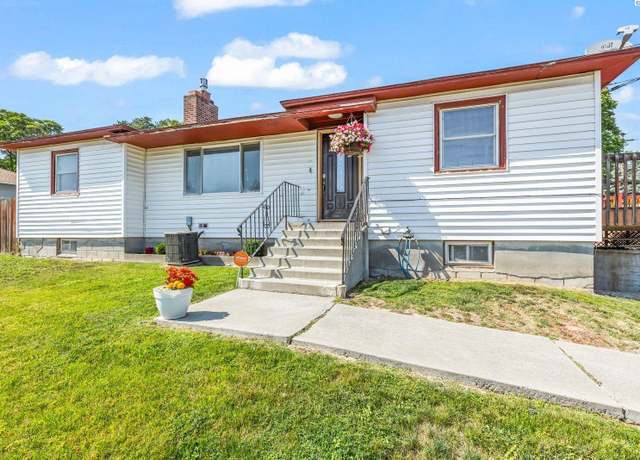 Property at 104 Thill Ave, Sunnyside, WA 98944, 4 beds, 2.5 baths