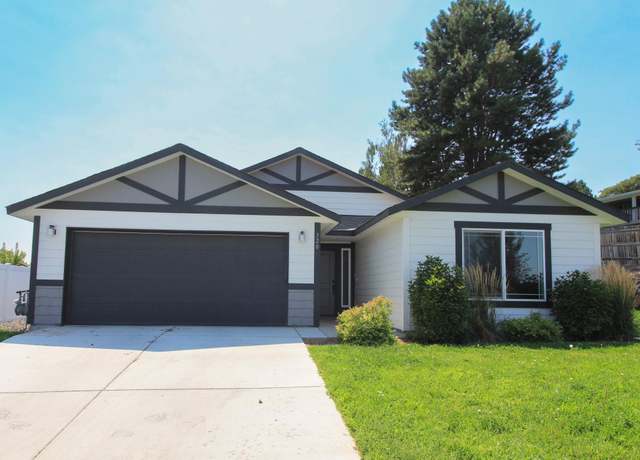 Property at 320 E 35th Ave, Kennewick, WA 99337, 3 beds, 2 baths