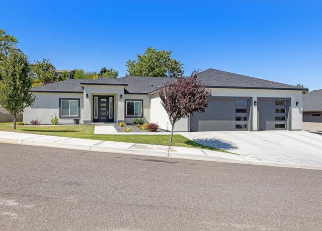 Property at 5590 S Lyle Pl, Kennewick, WA 99337, 4 beds, 0.5 baths