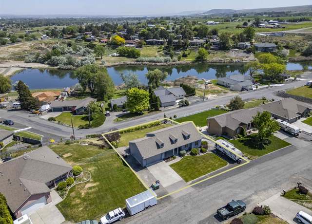 Property at 4221 S Fir St, Kennewick, WA 99337, 4 beds, 3 baths