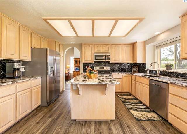 Property at 8621 W Skagit Ave, Kennewick, WA 99336, 4 beds, 2.5 baths