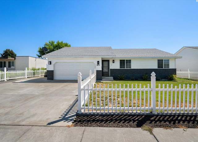 Property at 1625 W 4th Pl, Kennewick, WA 99336, 3 beds, 2 baths