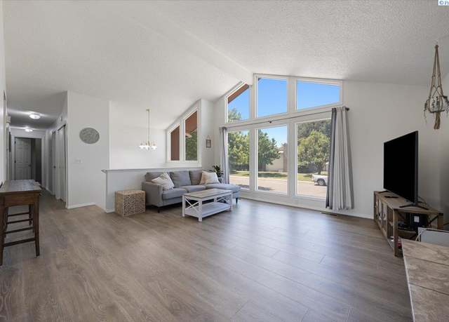 Property at 2132 Cascade Ave, Richland, WA 99354, 3 beds, 3 baths