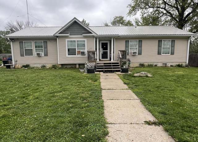 Property at 1135 W Breckenridge St, Mexico, MO 65265, 3 beds, 2 baths