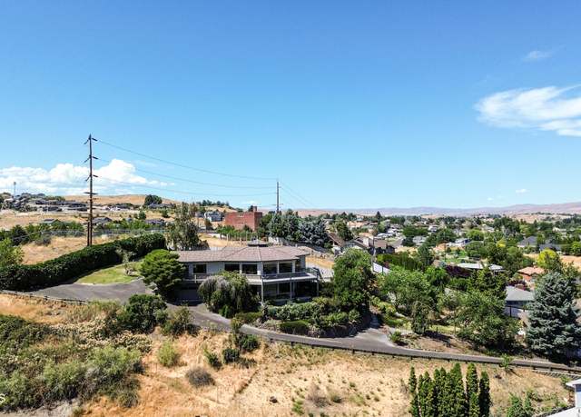 Property at 416 N 4th St, Selah, WA 98942, 4 beds, 3 baths