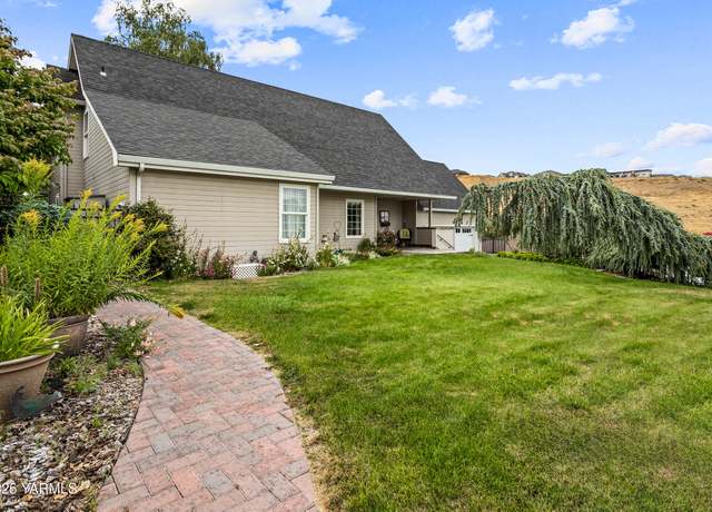 Property at 408 S 10th St, Selah, WA 98942, 4 beds, 3 baths