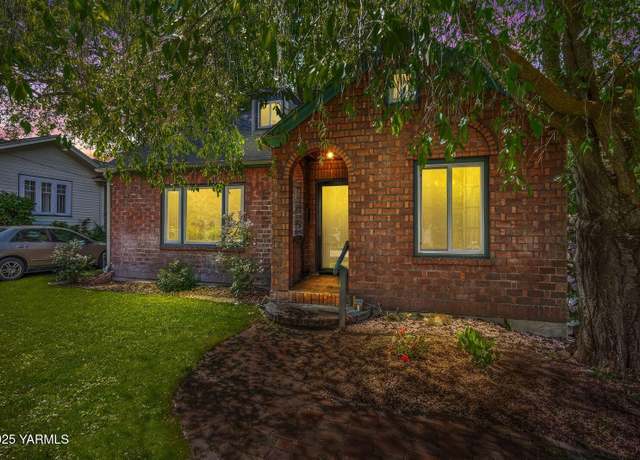 Property at 220 N 23rd Ave, Yakima, WA 98902, 3 beds, 2.5 baths