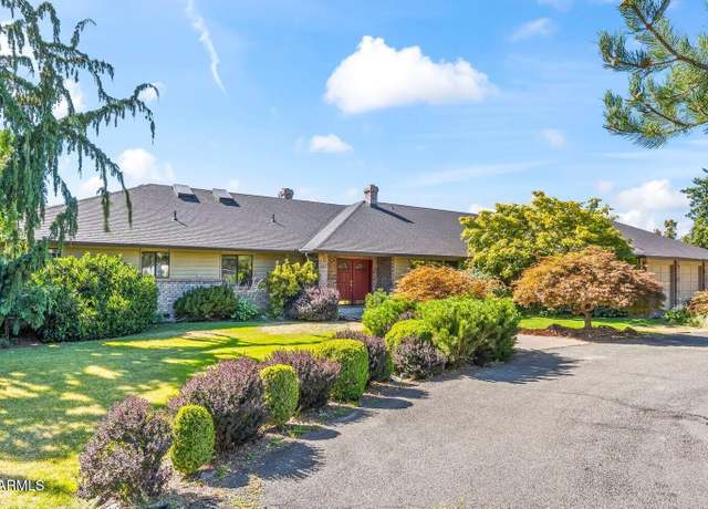 Property at 720 Country Club Dr, Yakima, WA 98901, 3 beds, 2.5 baths