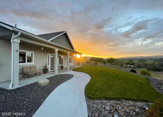 Property at 522 Adobe Way, Selah, WA 98942, 3 beds, 2.5 baths