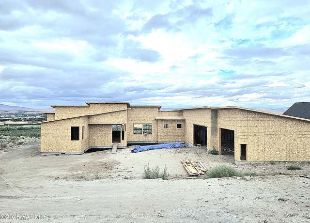 Property at 151 Lookout Point Dr, Selah, WA 98942, 3 beds, 2.5 baths