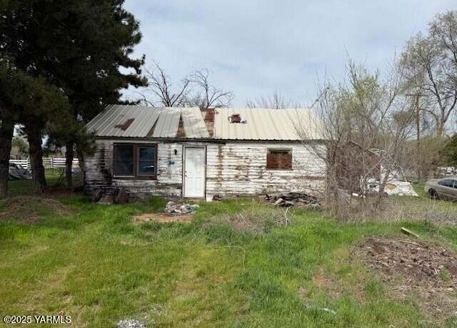 Property at 191 N Mitchell Dr, Yakima, WA 98908, 2 beds, 1 bath