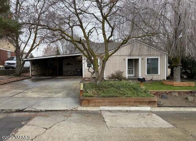 Property at 215 S 18th Ave, Yakima, WA 98902, 2 beds, 1 bath