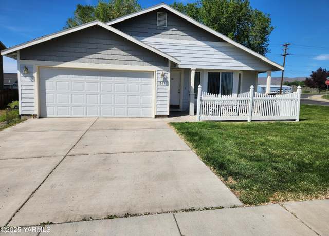 Property at 207 Clemans Ave, Moxee, WA 98936, 3 beds, 2 baths
