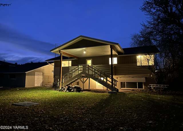 Property at 7408 Summitview Ave, Yakima, WA 98908, 4 beds, 1.5 baths