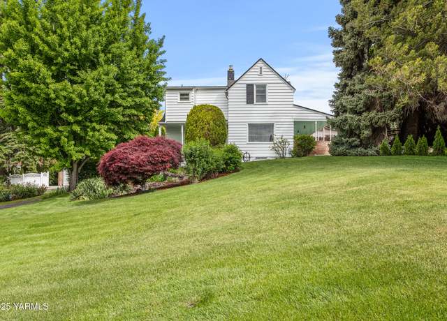 Property at 401 N 4th St, Selah, WA 98942, 4 beds, 2.5 baths