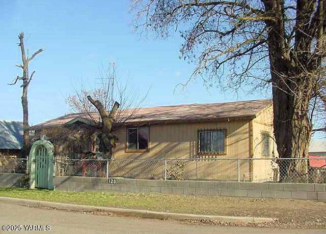 Property at 120 S J St, Toppenish, WA 98948, 3 beds, 1 bath
